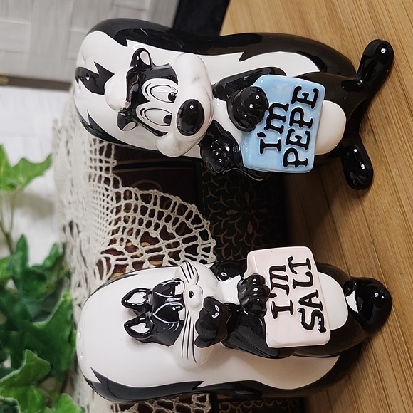 👉*VINTAGE* PEPE LE PEW & PENELOPE PUSSYCAT SALT & PEPPER SET ~LOONEY TUNES 1999 - Picture 1 of 8